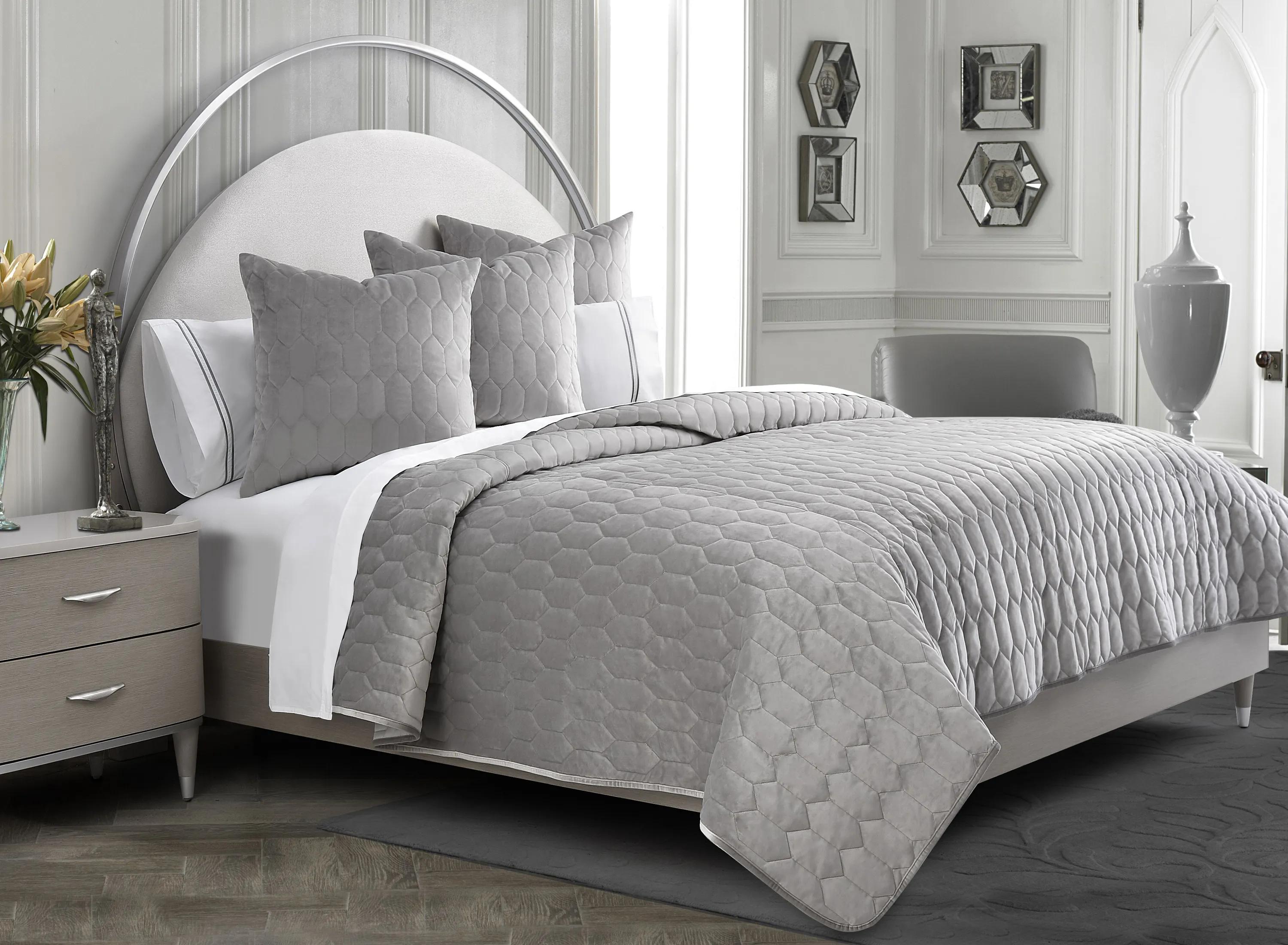 Affluent 3-Piece Quilt Set