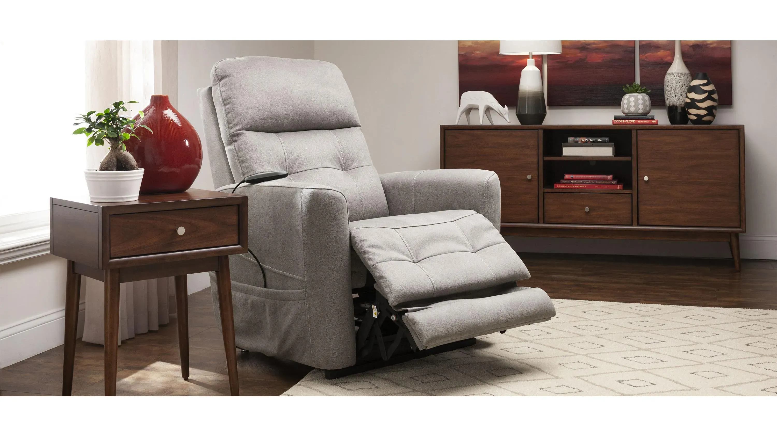 L.J.REYNOLDS,新品,ドラマティックス,アーバン・メロウ Laverne Microfiber Power Lift Recliner | Raymour & Flanigan