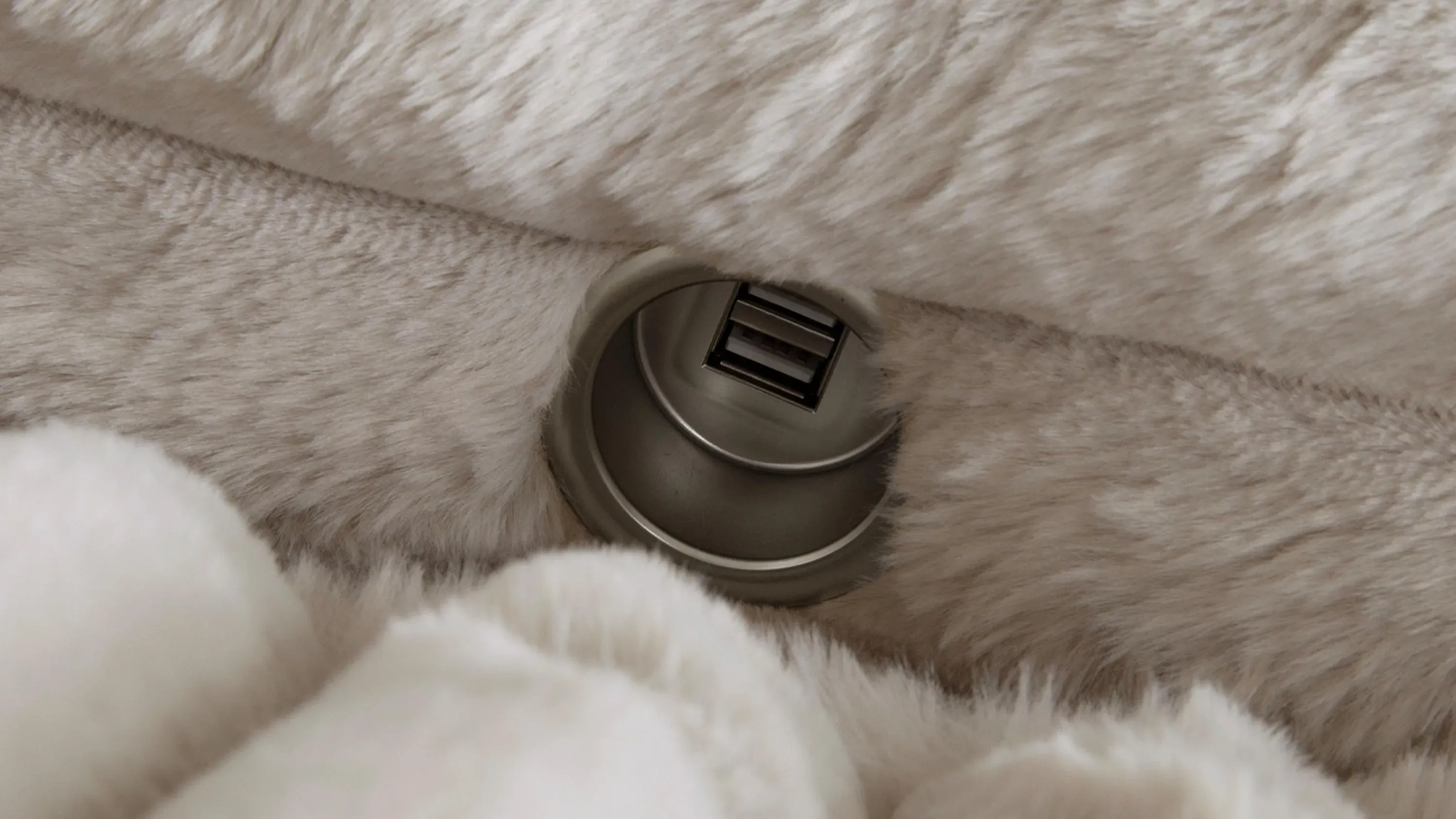 Woolly Chaise w/ Cup Holders and USB Ports