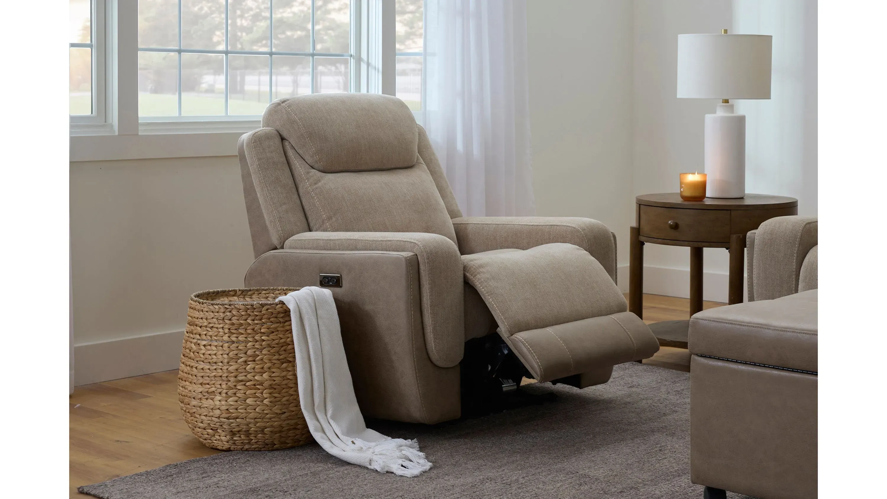 Novah Zero Gravity Power Recliner w/ Power Headrest | Raymour