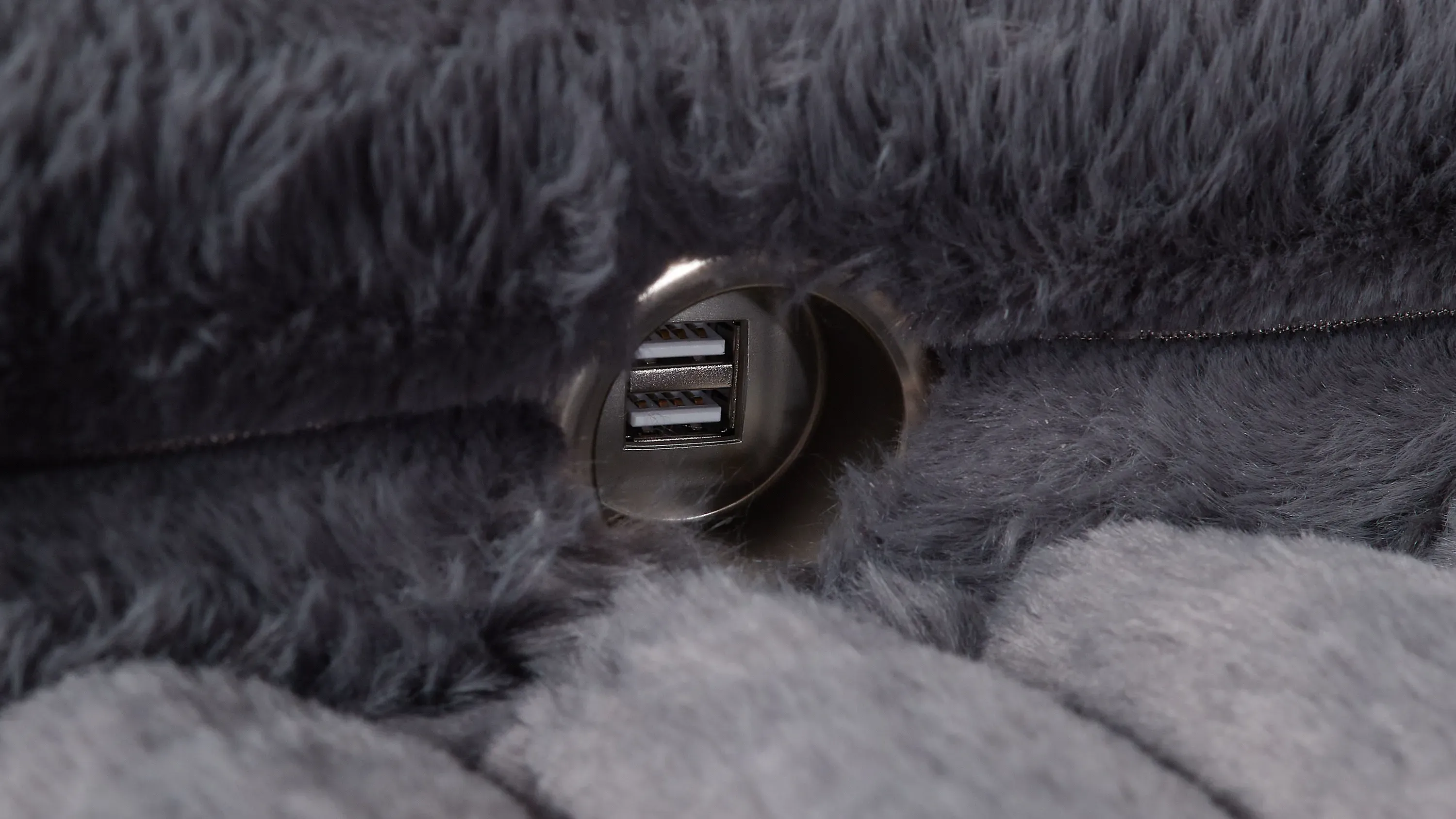 Woolly Chaise w/ Cup Holders and USB