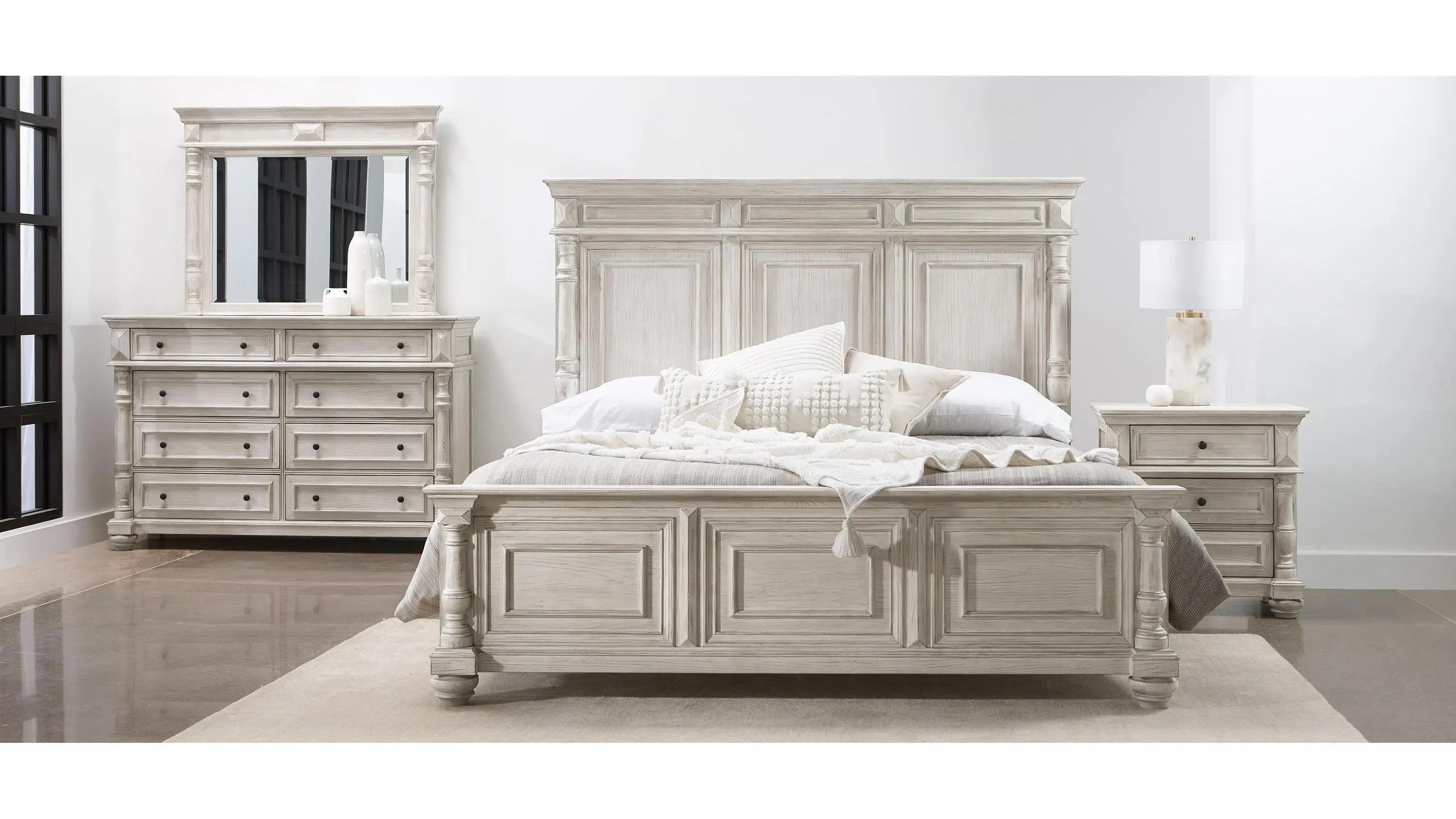 Ilaria 4-pc. Queen Platform Bedroom Set | Raymour & Flanigan
