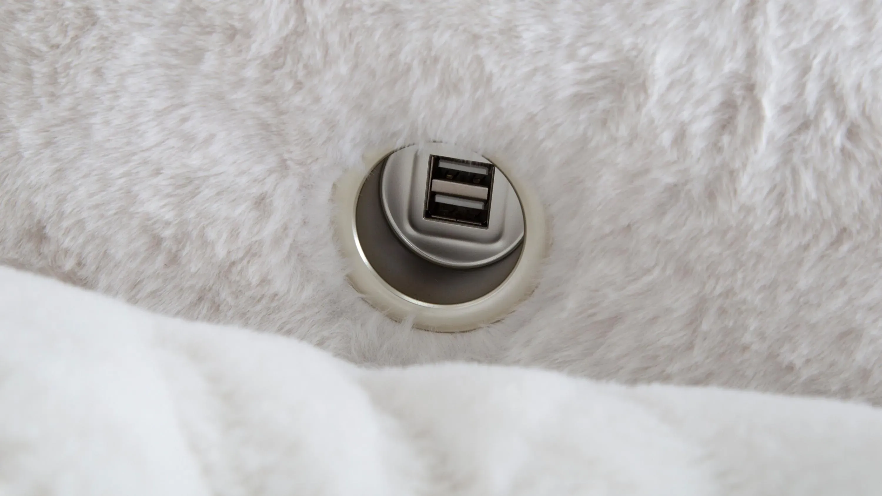 Woolly Small Chaise w/ Dual Cup Holders and USB Port