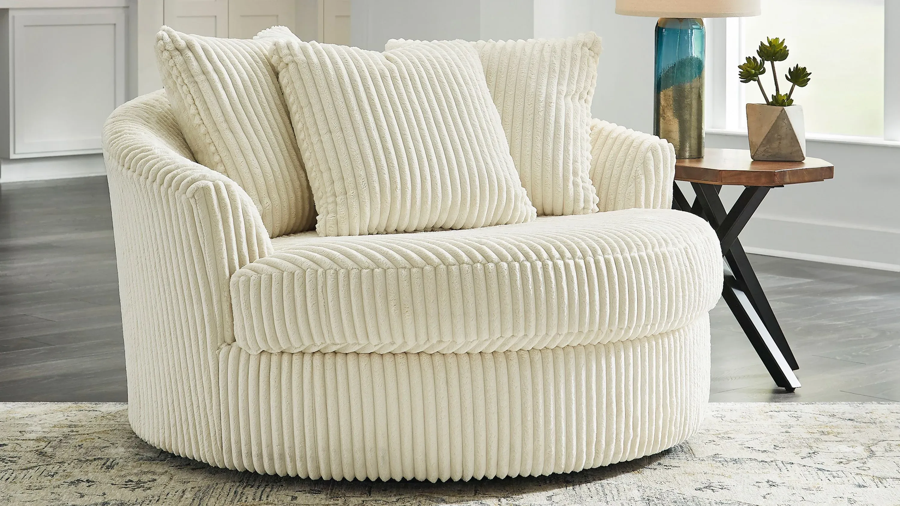リンリン Lindyn Oversized Swivel Accent Chair | Raymour & Flanigan
