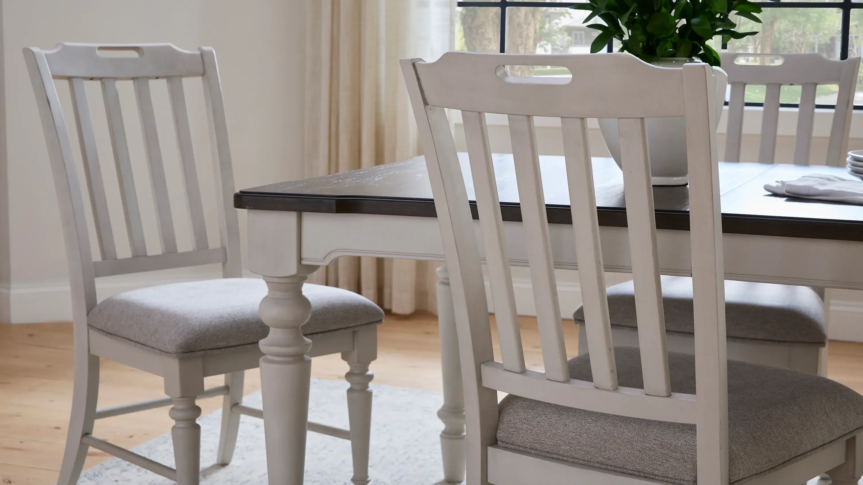 Saybrook 7-pc. Dining Set - Thumbnail 4